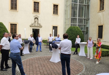 Die Geschäftsführer*innen der DIB stehen im Innenhof des St. Pöltner Doms