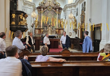 Die Geschäftsführer*innen sind mit Bürgermeister Mathias Stadler in der Kapelle der Englischen Fräulein