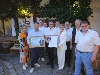 Gruppenfoto der Geschäftsführer*innen in der Gaststätte Figl