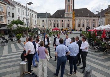 Gruppenfoto der Geschäftsführer*innen bei der Stadtführung durch St. Pölten