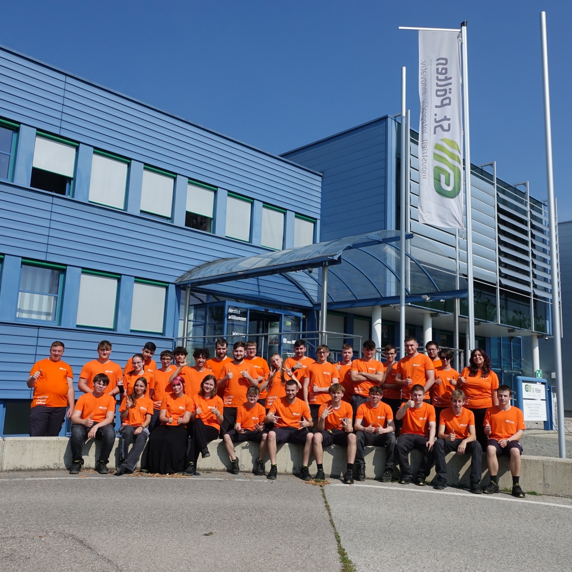 Gruppenfoto aller Lehrlinge vor dem Gebäude der GW St. Pölten